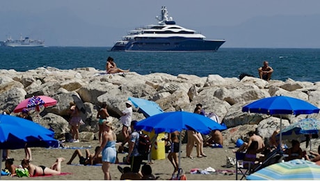 E sul lungomare di Napoli ecco il mega yacht di Mister Meta, Mark Zuckerberg: folla di curiosi