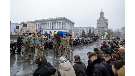 Oltre tre anni di aggressione russa all’Ucraina. Presidente del Consiglio Ue è a Kiev. Ddrone russo su minibus a Kherson, 3 morti. – CronacaOnline