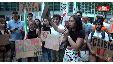 “Che Italia arriverà nel mondo? È una vergogna”: la protesta sotto alla Regione Lombardia per dire “no” all’aeroporto intitolato a Berlusconi