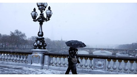 Neve a Parigi, si scia a Montmartre. Caos trasporti nella regione per la fitta nevicata - Foto