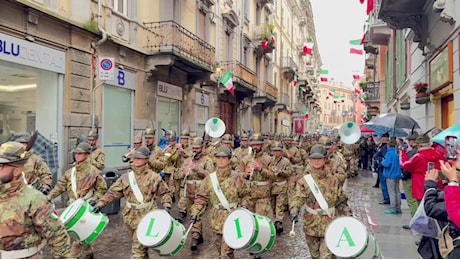 Biella e l'Adunata degli alpini, la sfilata in via Italia dopo l'alzabandiera