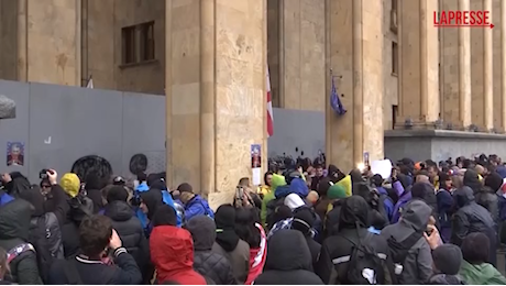 VIDEO Georgia, a Tbilisi esplode la rabbia davanti al Parlamento