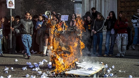 Studenti in piazza, bruciati fantocci dei ministri. Meloni: “Da soliti facinorosi violenza e caos”