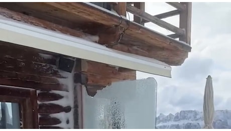 Neve sulle Dolomiti, i terrazzi dei rifugi imbiancati come in pieno inverno