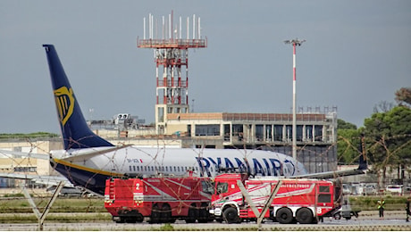 Incendio al motore sul volo Ryanair Brindisi-Torino pronto per il decollo: evacuati i passeggeri e l'equipaggio