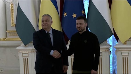 Visita a sorpresa di Orban a Kiev: fredda stretta di mano con Zelensky