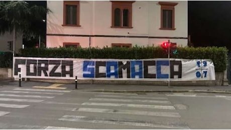 La squadra e la Curva Nord dell'Atalanta si unisce nel supporto a Scamacca dopo il suo infortunio