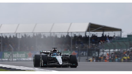 Mercedes power con Russell e Hamilton. Le Ferrari inseguono ancora