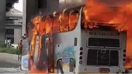 Thailandia, bus in gita prende fuoco, a bordo decine di bambini: è strage