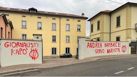 Como, gli autori delle scritte «no vax» avevano una lista di altri obiettivi da colpire in 23 paesi della provincia