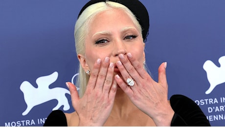 Lady Gaga arriva a Venezia: al dito spicca l’anello di fidanzamento da circa 500 mila euro