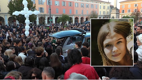 Funerale di Aurora, morta precipitata: lungo applauso e fumogeni bianchi a Piacenza. La sorella: “Non sarà mai dimenticata”