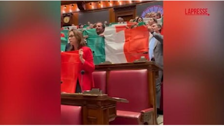 Autonomia, bocciata la mozione: le opposizioni mostrano il tricolore e intonano l'inno di Mameli