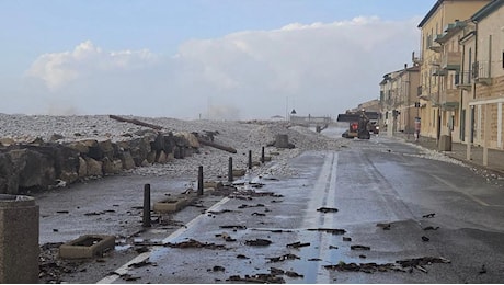 Paura e danni a Marina di Pisa: la diga 1 cede, il mare in strada. Spazzato via il Bagno Gorgona