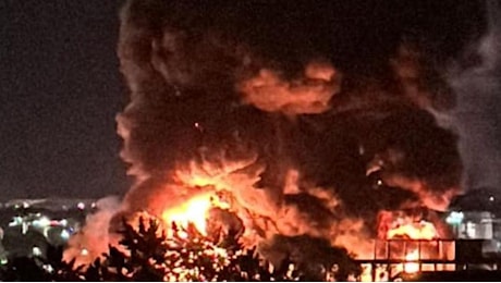 Incendio della notte a San Basilio, in fiamme un capannone industriale