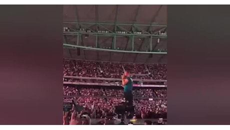 Coldplay, la caduta di Chris Martin in una botola sul palco mentre indietreggiava - VIDEO