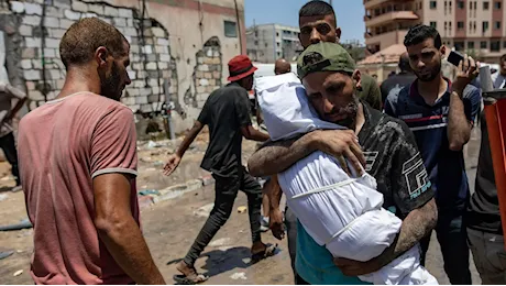 Raid israeliano a Khan Yunis: «Strage di civili, più di 70 morti»