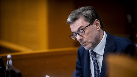 Giorgetti brancola nel buio e continua a chiederci sacrifici in vista della manovra economica