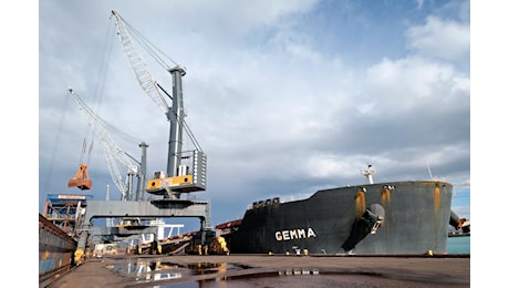 La nave Gemma attracca al porto di Taranto