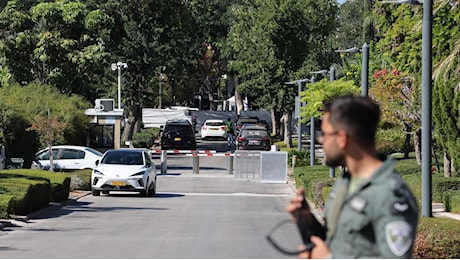 Due bombe illuminanti nel cortile della residenza di Netanyahu