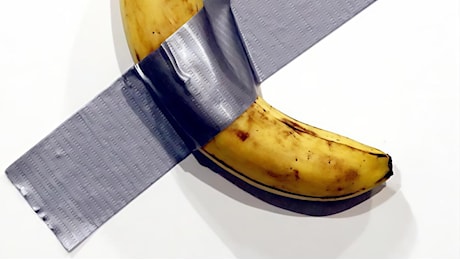 La banana di Cattelan: L’ho pagata 6,2 milioni . E adesso me la mangio