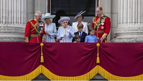 Una statua nel cuore di Londra per Elisabetta II: due anni dopo il 65% sostiene la monarchia