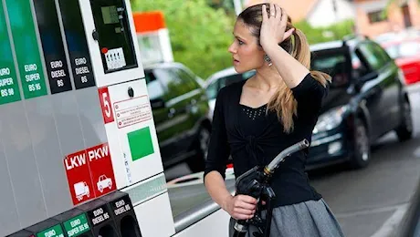 Il governo Meloni aumenta le accise sul gasolio: quanto nel 2025 costerà il diesel