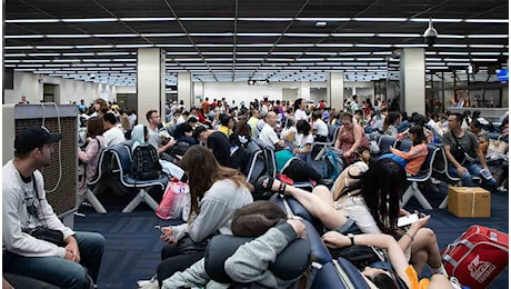 Caos aeroporti, perché ci sono stati migliaia di voli ritardati o cancellati