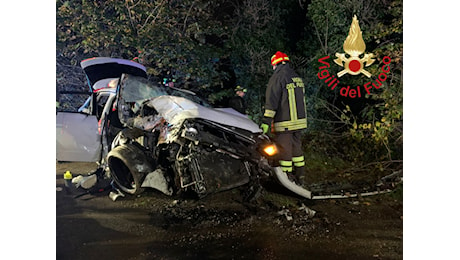 Incidente a Carugo oggi, auto fuori strada: un morto e 4 feriti gravi, tutti giovani