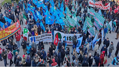 In centinaia in piazza a Calenzano per ricordare le cinque vittime: “Senza sicurezza non c’è lavoro”