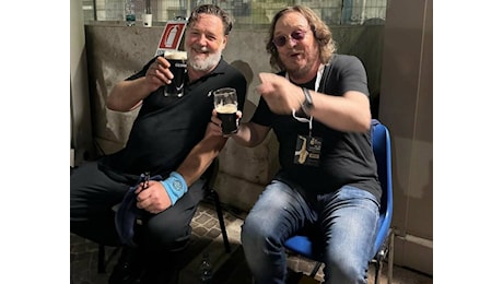 Zucchero e Russell Crowe, dalla birra in Piazza Europa alla cover dei Pearl Jam nel nuovo disco di Sugar