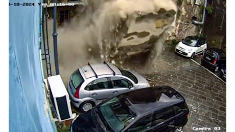 Maltempo, Torre del Greco il video del crollo in un palazzo. Sei famiglie sgomberate