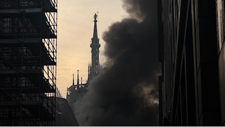 Milano, incendio in un parcheggio sotterraneo di corso Vittorio Emanuele: il fumo avvolge le guglie del Duomo