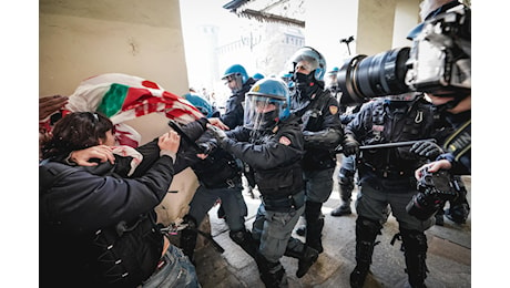 No Meloni Day, a Torino scontri tra studenti e polizia. Bruciato fantoccio di Valditara