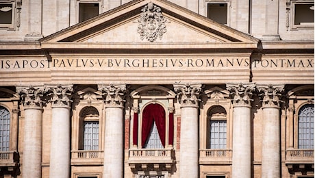L’ombra di papa Francesco nella piazza in fermento
