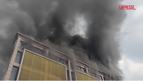 VIDEO Cina, incendio in centro commerciale a Zigong: 16 morti