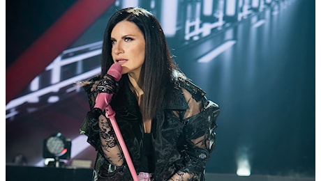 Laura Pausini sta male: rinviato il concerto di Livorno. Cosa fare con i biglietti