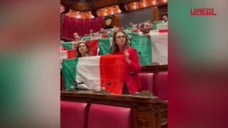 Autonomia, bocciata mozione: opposizioni mostrano il tricolore