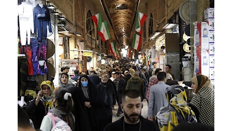 Iran. Teheran aspetta i raid sul petrolio. I giovani: «No al regime e no a Netanyahu»