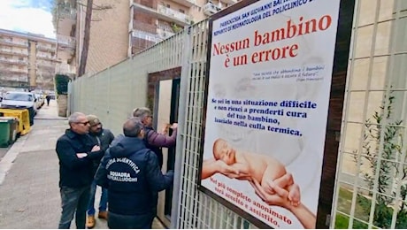 Neonato morto in chiesa, l'ombra del guasto della culletta termica per un recente black out. Spuntano i primi messaggi