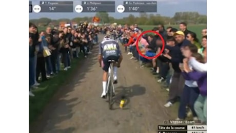 Lancia la borraccia in faccia a Van Der Poel, si costituisce il «tifoso» che ha colpito alla Roubaix