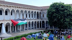 Statale Milano, manifestazione nel cortile con le tende per la Palestina