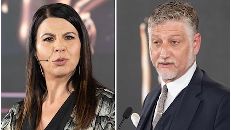 Geppi Cucciari e la battuta a Giuli su discorsi ascoltati al contrario che migliorano, la risposta sorprende