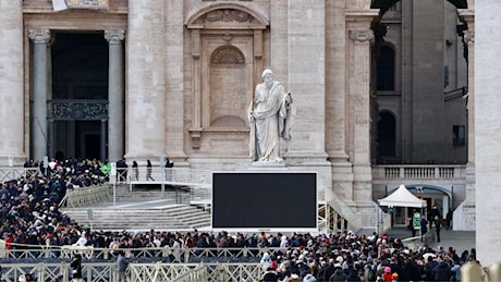 Giubileo a Roma, la lunga coda di pellegrini per attraversare la Porta Santa in San Pietro