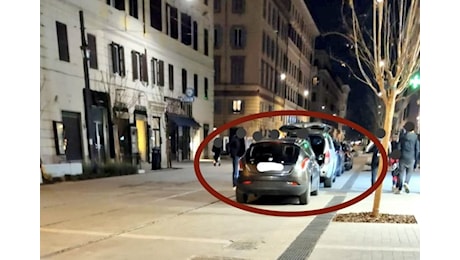 Incredibile a via Ottaviano, inaugurata da pochi giorni: incivili parcheggiano sulla zona pedonale