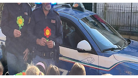 Cassino, Bambini e agenti di polizia colorano la giornata mondiale della gentilezza - Foto 1 di 2