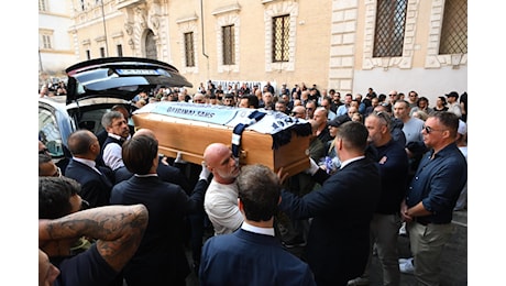 Adamo Dionisi, i funerali fra vip e i cori degli Irriducibili della Lazio