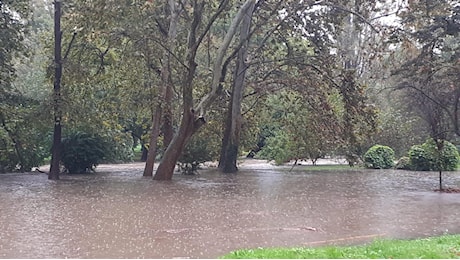 Allerta maltempo, a Milano il Lambro supera i due metri. Attivata la vasca del Seveso. Scuole superiori chiuse a Bergamo, Lecco e nel Bresciano