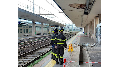 Crollo di una porzione di copertura in stazione a Monza