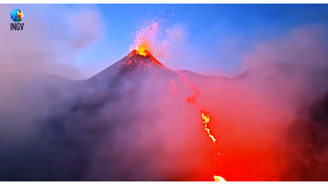 Il risveglio dei vulcani, spettacolo lava dall’Etna, frana e poi lava anche dallo Stromboli
